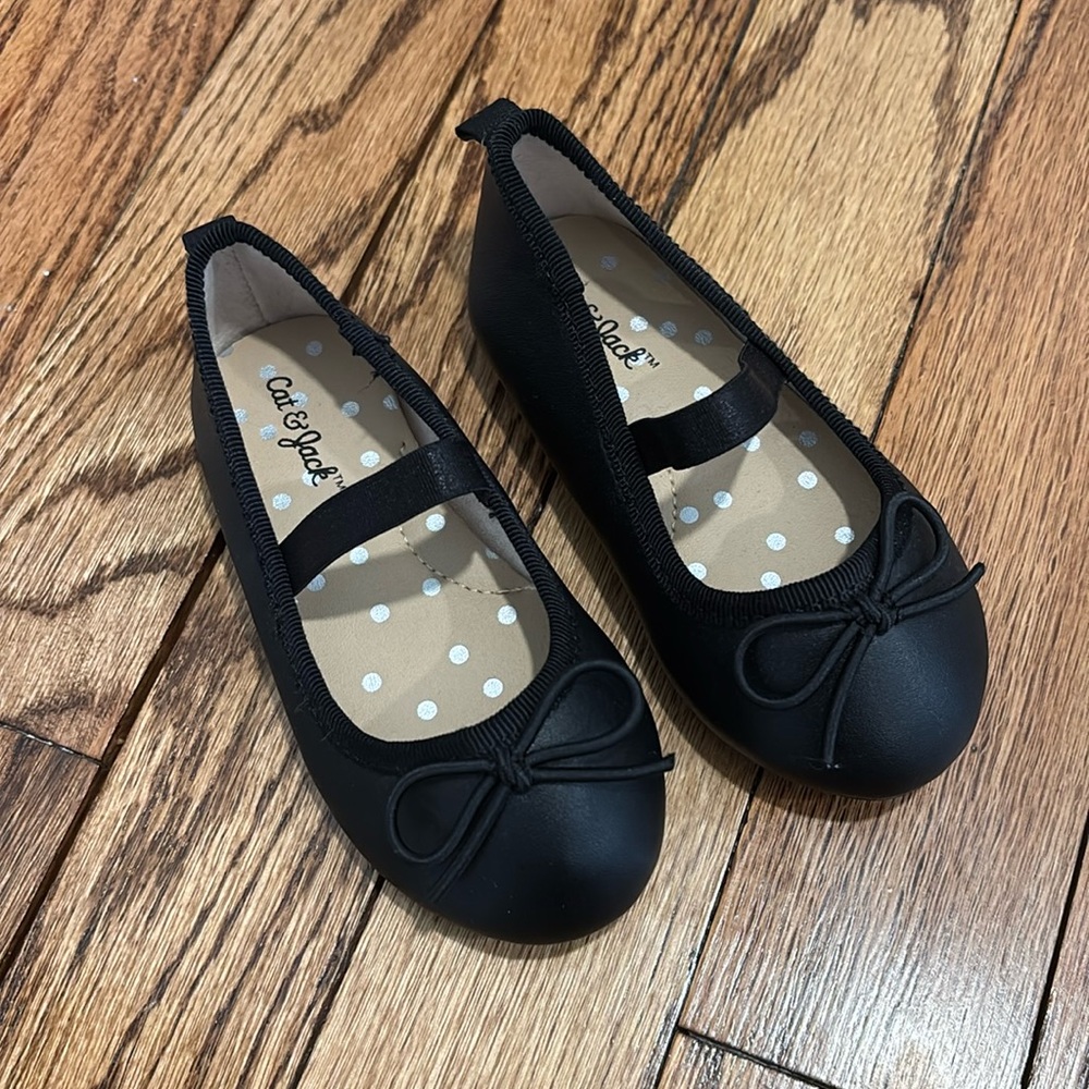 Very gently used cat & jack toddler black ballet flats - size 5